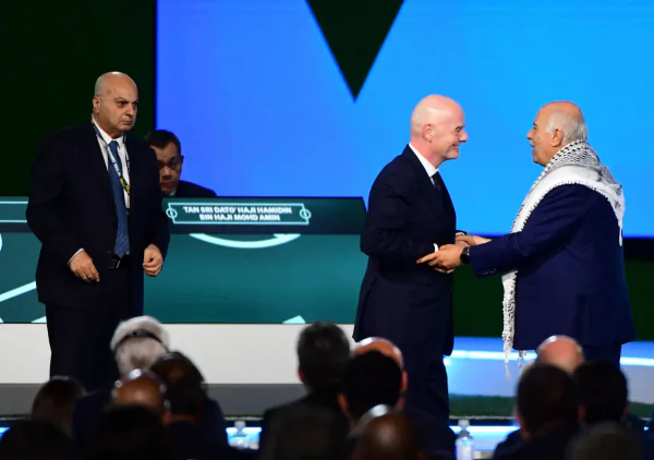 FIFA主席想邀請以色列代表與巴勒斯坦代表握手遭拒尷尬一幕